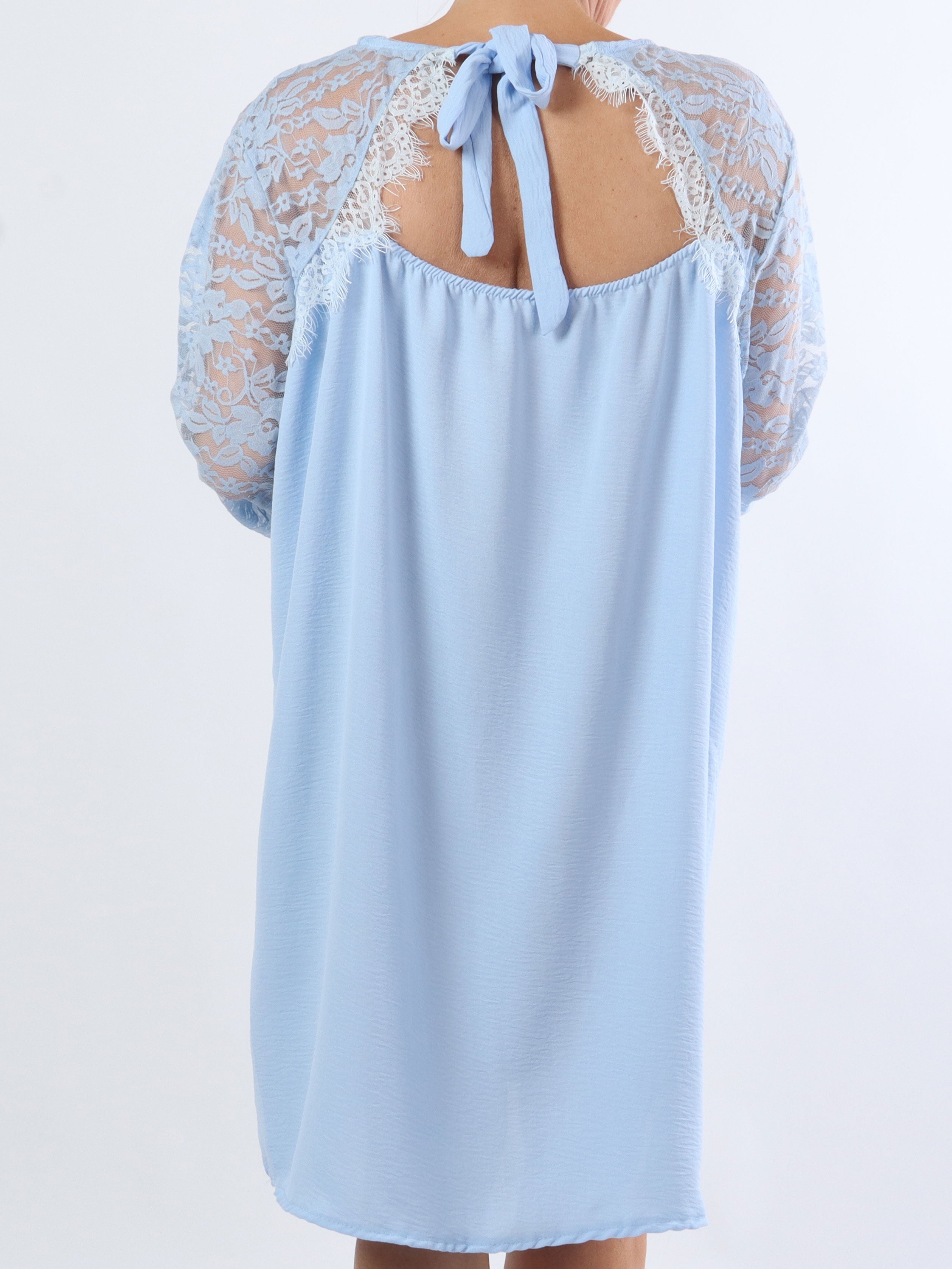 Nadine Dress - Söt spets i plus size-klänning med rosett - Light blue